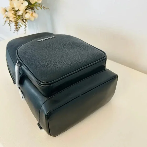 Michael Kors MK Cooper Logo Sling Pack Black - Picture 5 of 9